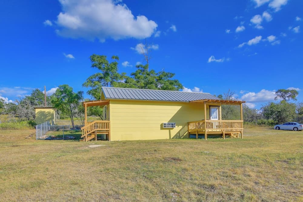 Ranch Cabin w/ Decks, 10 Mi to Fredericksburg