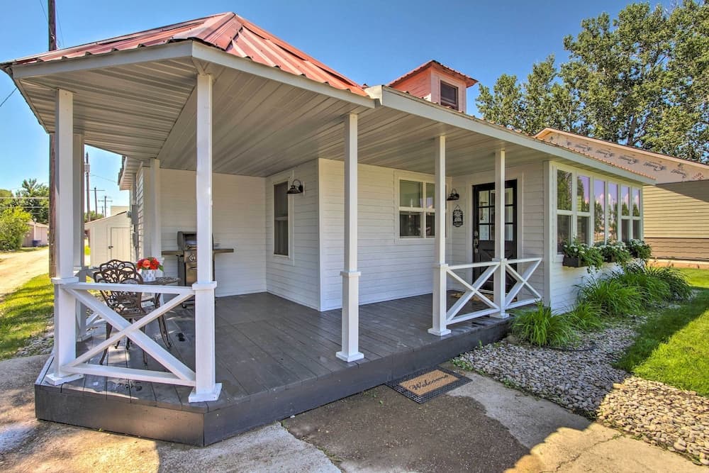 Charming Choteau Cottage: Ski & Fish Nearby!