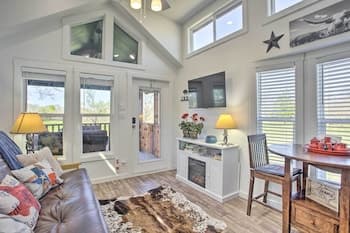 Cozy Mckinney Tiny Home w/ Porch & Fire Pit!