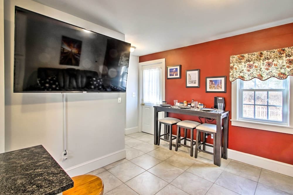 Historic Bath Home, Walk to Waterfront Park!