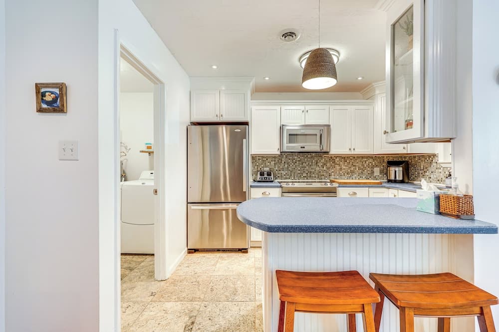 Oak Island Cottage: Minutes to Long Beach!