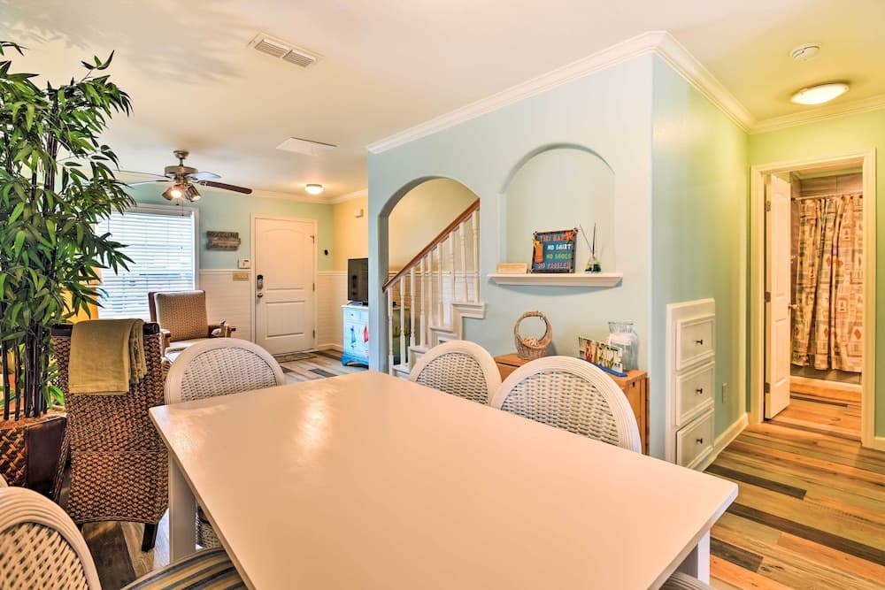 Near Beach & Golfing: Port Aransas Condo w/ Deck