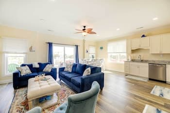 Emerald Isle Vacation Home: Walk to Beach!