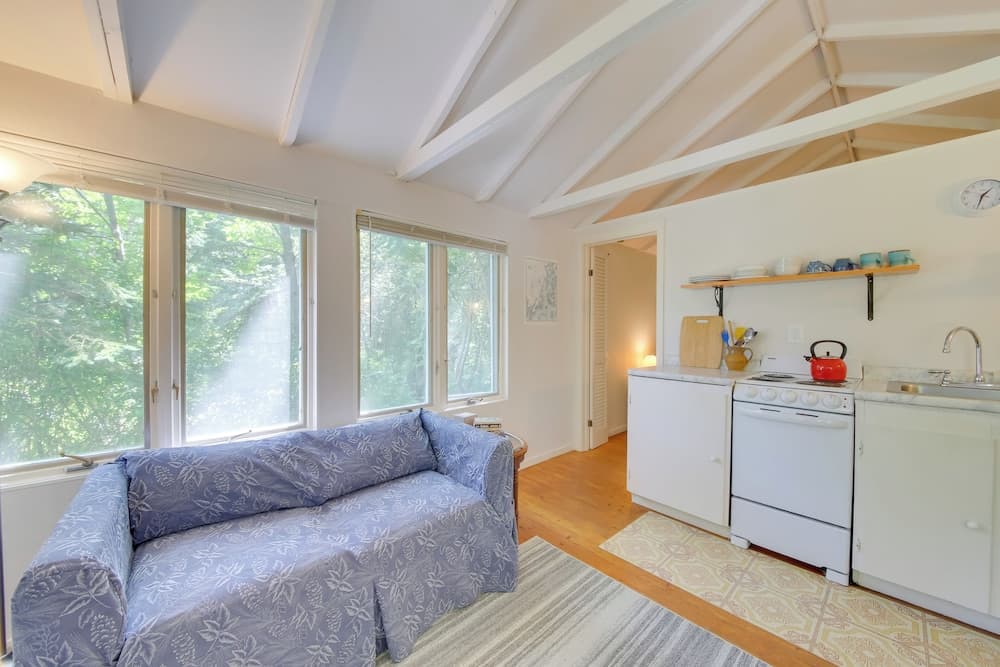 Couples Getaway Near Beaches: Northport Cottage