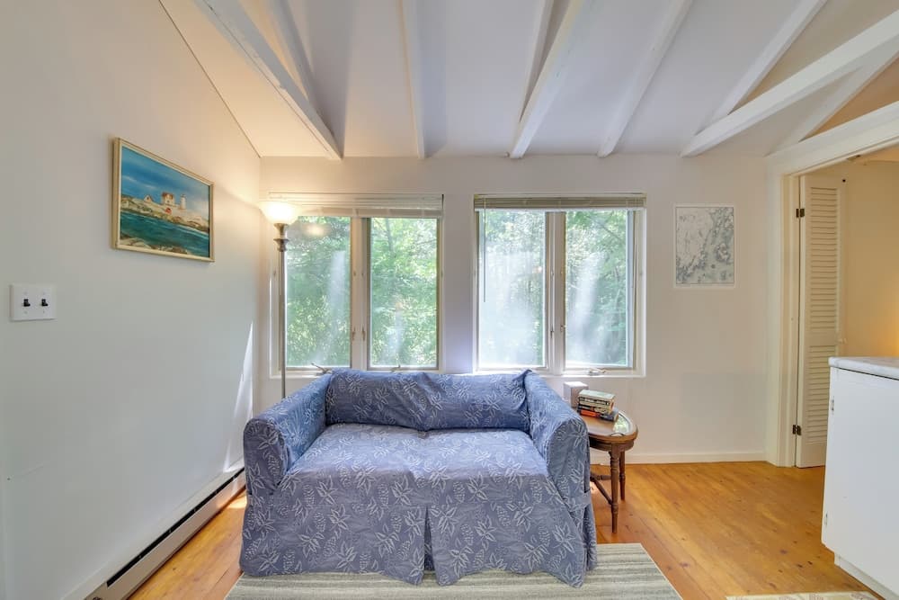 Couples Getaway Near Beaches: Northport Cottage