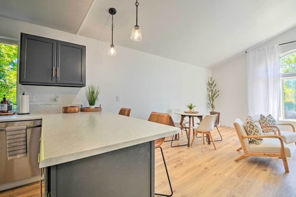 Close to Parks & Brews: Sunny Grants Pass Apt!