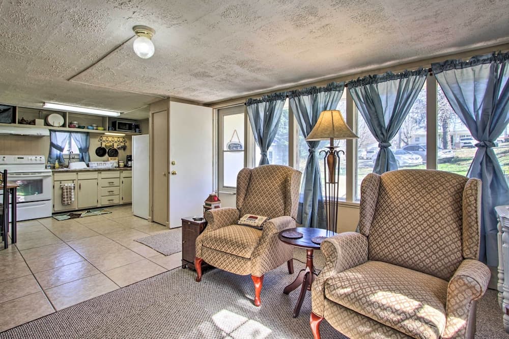 2 Mi to Downtown Knoxville: Cozy Home w/ Patio