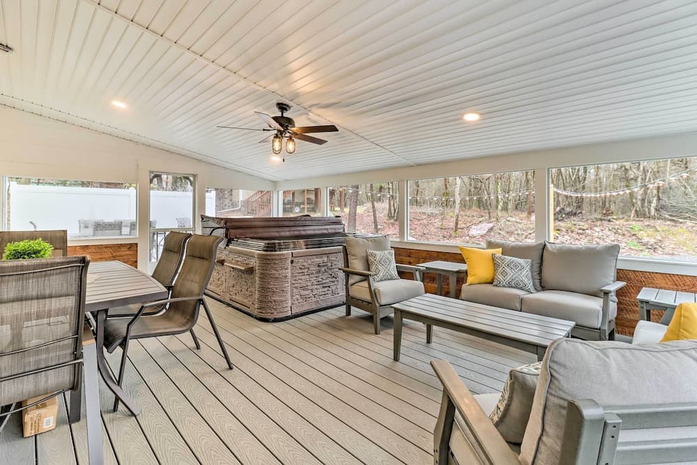 Blakeslee Home w/ Private Hot Tub, 5 Mi to Skiing!