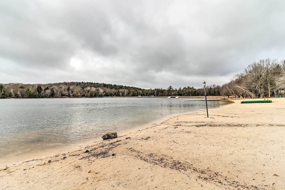 Blakeslee Home w/ Private Hot Tub, 5 Mi to Skiing!