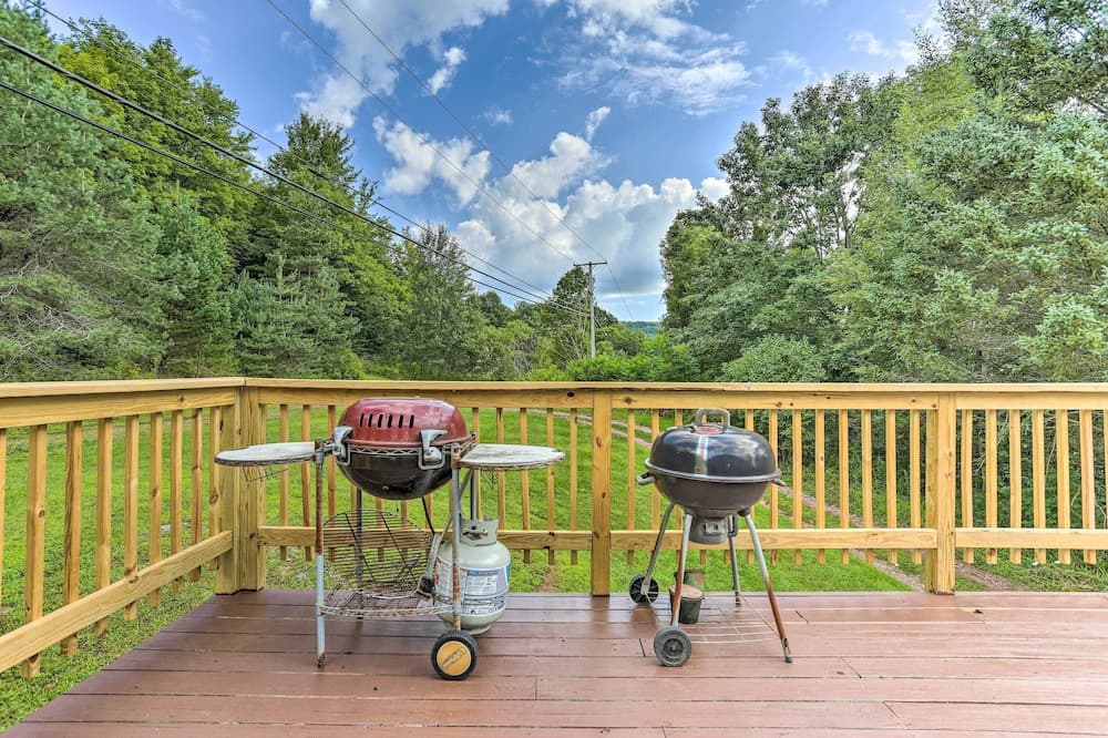 Bright Tucked-away Cabin w/ Furnished Deck + Grill