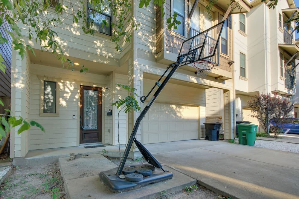 Pet-friendly Houston Home ~ 7 Mi to Downtown!