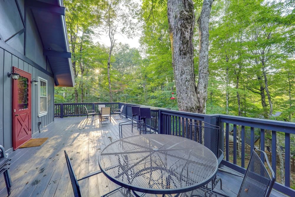 2 Mi to Beech Mtn: Blue Ridge Cabin w/ Deck