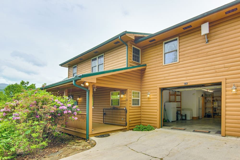 Burnsville Cabin: Wraparound Deck + Mountain View!