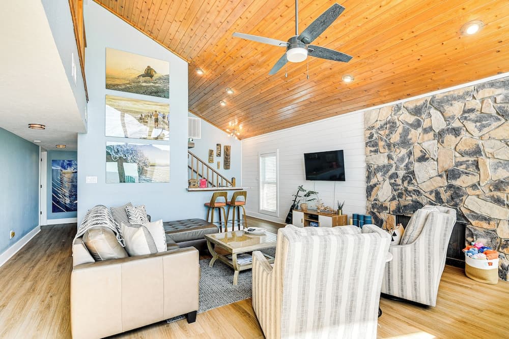 Oceanfront Surfside Beach Home: Deck + Grill!