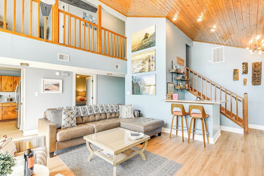 Oceanfront Surfside Beach Home: Deck + Grill!