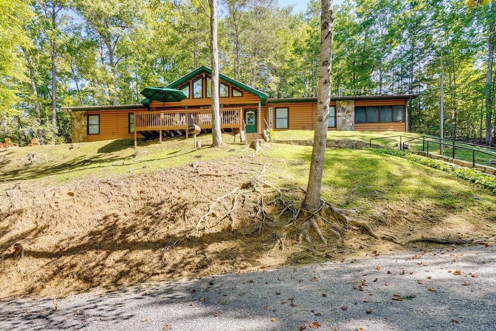 Smoky Mountain Cabin: 4 Acres, 3 Mi to Gatlinburg