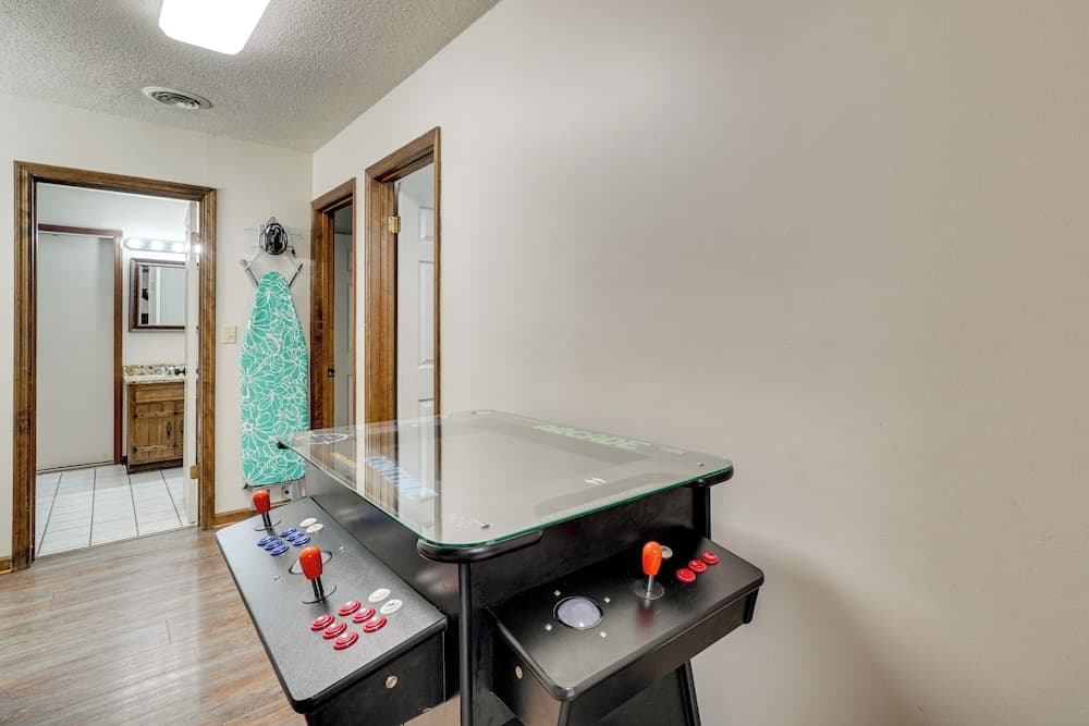 Smoky Mountain Cabin: 4 Acres, 3 Mi to Gatlinburg