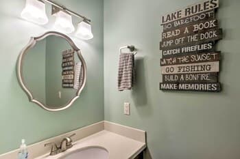 Lakefront Hot Springs Condo w/ Balcony & 2 Kayaks!