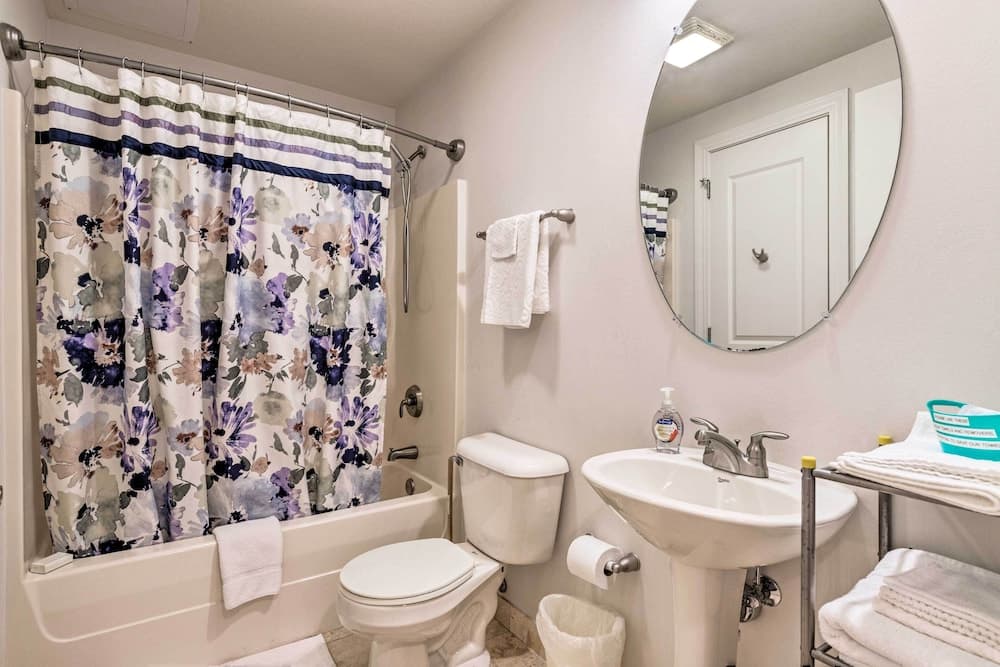 Sunny Beachfront Biloxi Condo w/ Resort Amenities!