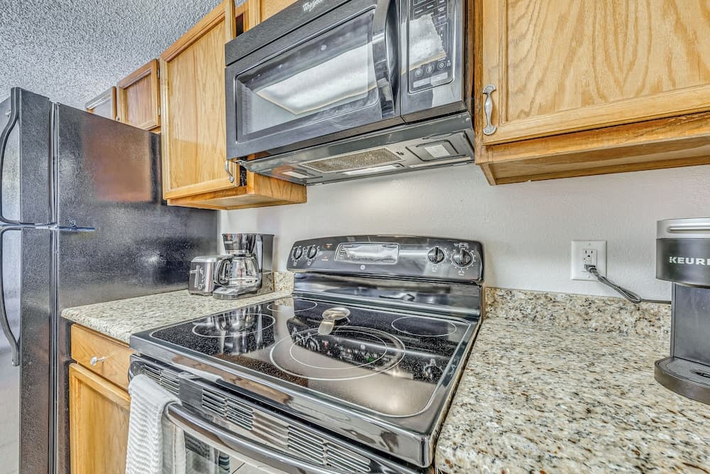 Cozy Ruidoso Condo w/ Deck ~ 2 Mi to Cedar Creek!