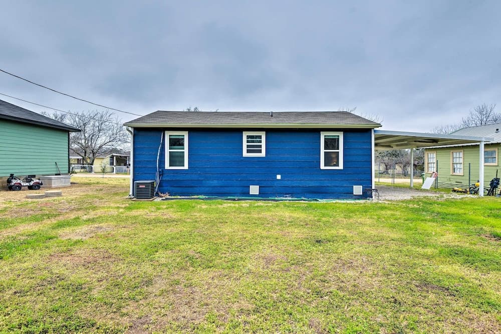 Lake Granbury Getaway ~ 1 Block to Waterfront
