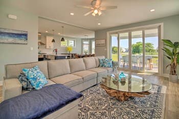 Gorgeous Newly Built Home: Golf Course View!