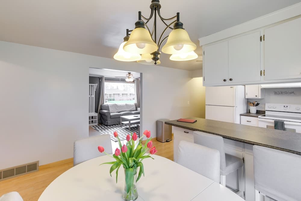 Bright Algoma Home 1 Mi to Lake Michigan!