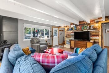 Four Bears Chalet -bright 2-level Cabin With Deck 4 Bedroom Cabin by Redawning