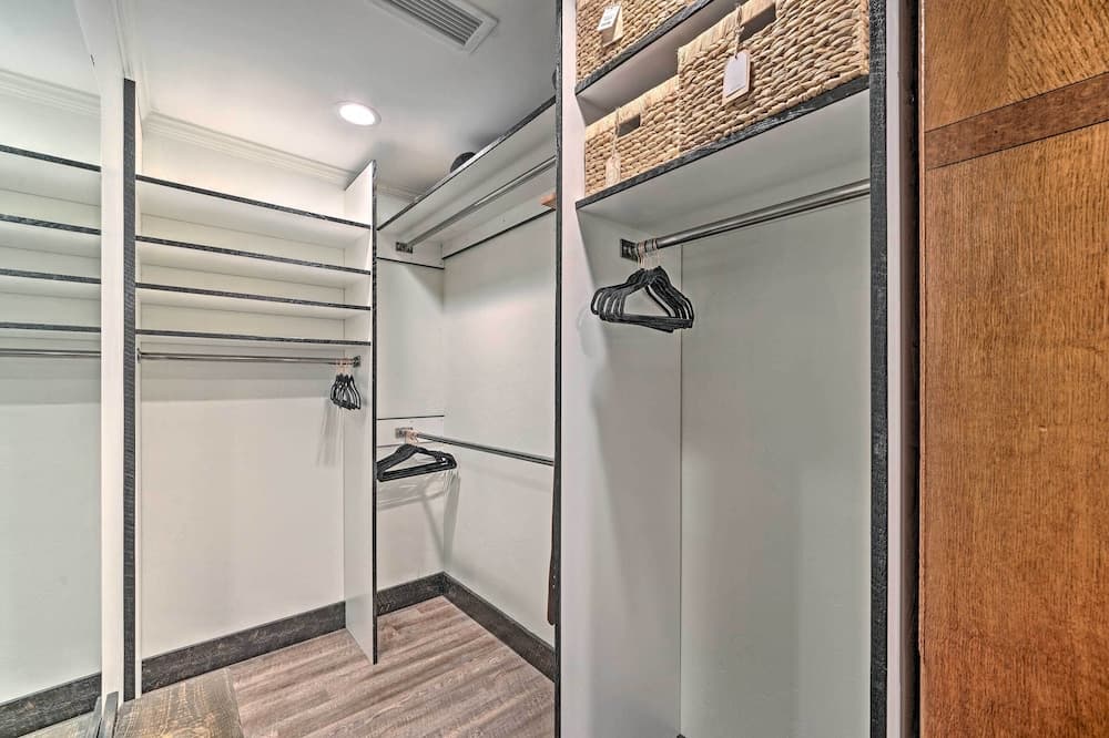 Rustic-chic Apartment w/ Gas Grill: 20 Mi to Msu!