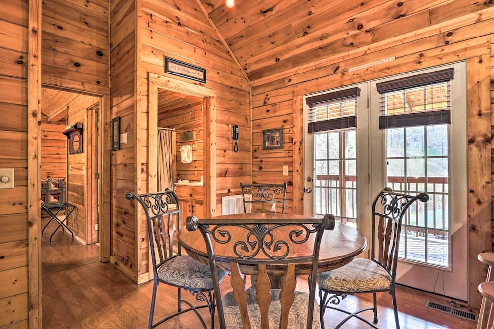 3 Mi to Dollywood: Hot Tub Hideaway in Smoky Mtns