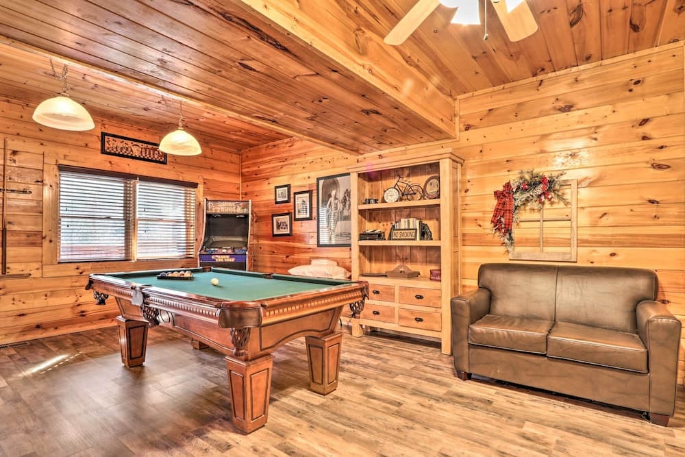 3 Mi to Dollywood: Hot Tub Hideaway in Smoky Mtns