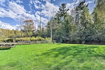 Roscommon Home w/ Deck: 7 Mi to Higgins Lake!