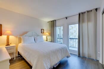 Resort-style Condo w/ Balconies & Beach Views