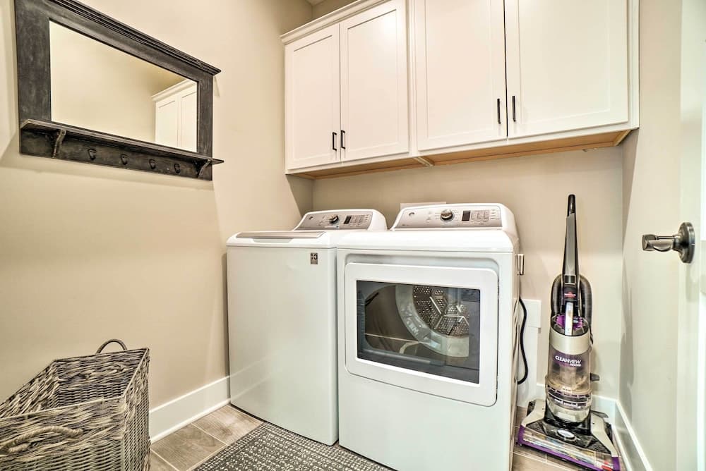 Goodlettsville Home ~ 4 Miles to Raceway!