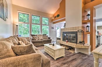 Charming Lake Harmony Townhouse w/ Balcony!