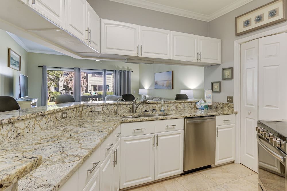 Hilton Head Island Condo w/ Deck < 1 Mi to Beaches