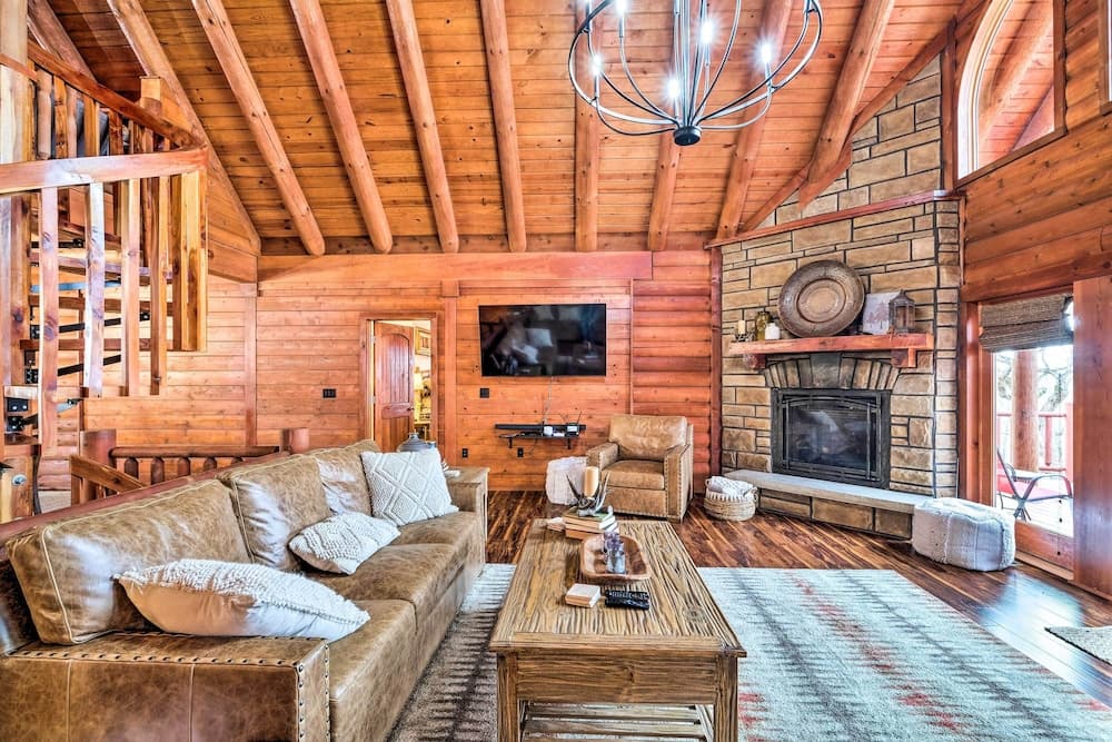 Private Eureka Springs Cabin w/ Beaver Lake Views!