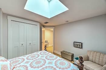 Downtown Grand Haven Apt < 1 Mi to Lake Michigan