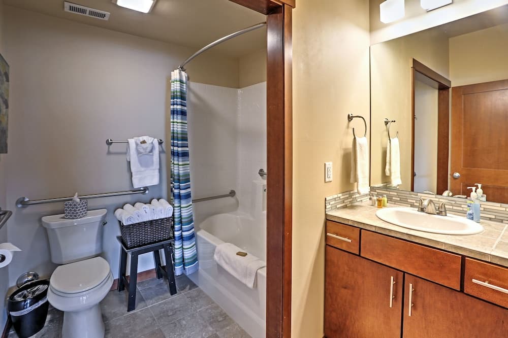 Marvelous Manson Condo, Steps to Lake Chelan Beach