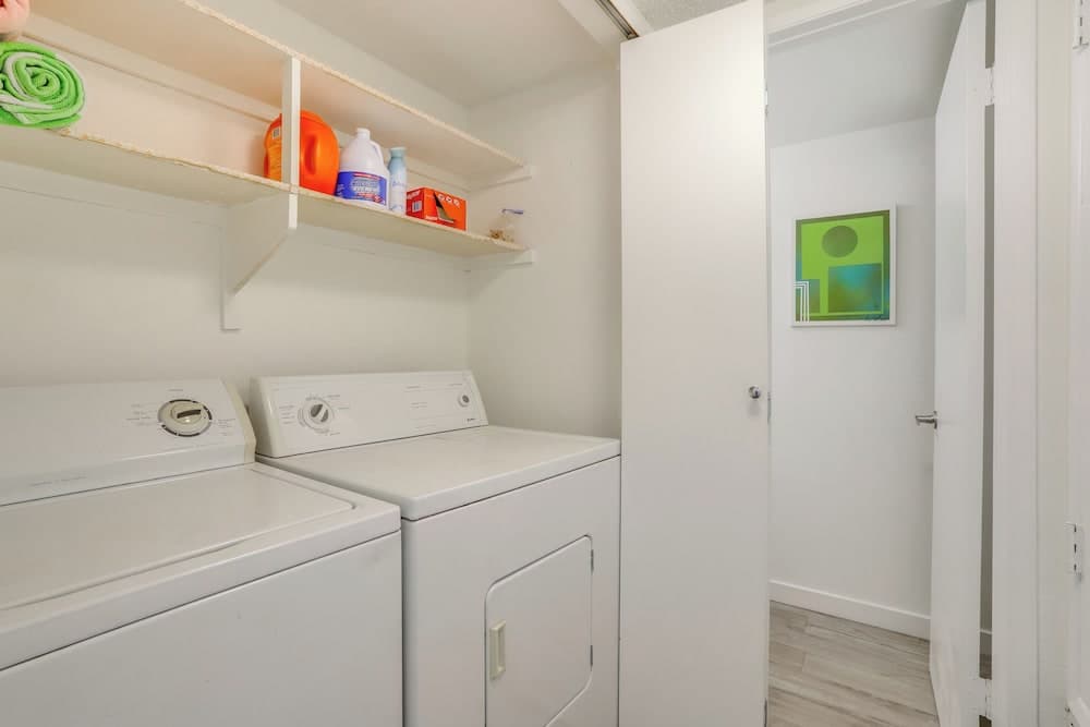 Palm Springs Abode w/ Pool Access, Near Golfing