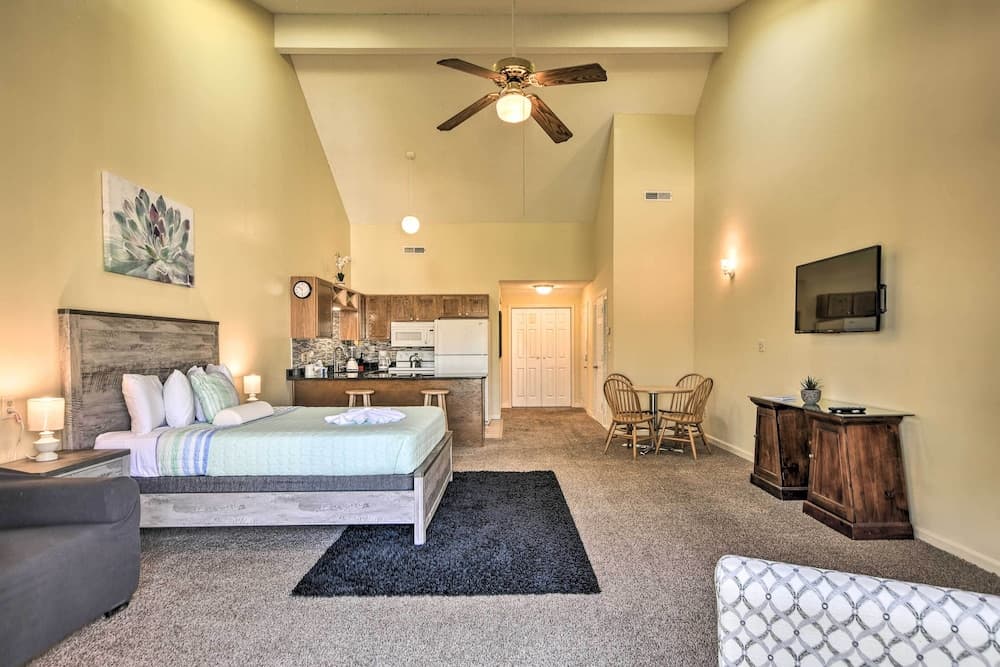 4 Mi to Cherry Grove Beach: Studio w/ Pool!