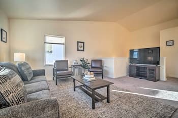 Quaint Anchorage Townhome - 6 Miles to Downtown!