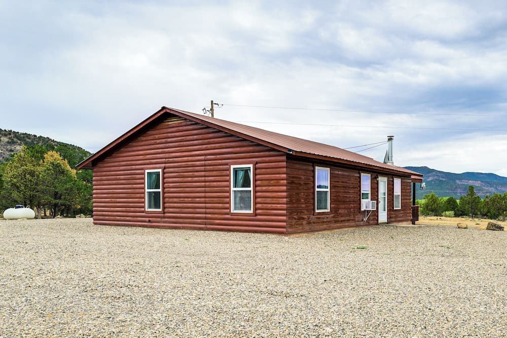 Quiet Pagosa Springs Cabin: Lake & Mountain Views!