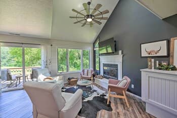 Cozy-chic Escape: Private Deck + Resort Perks