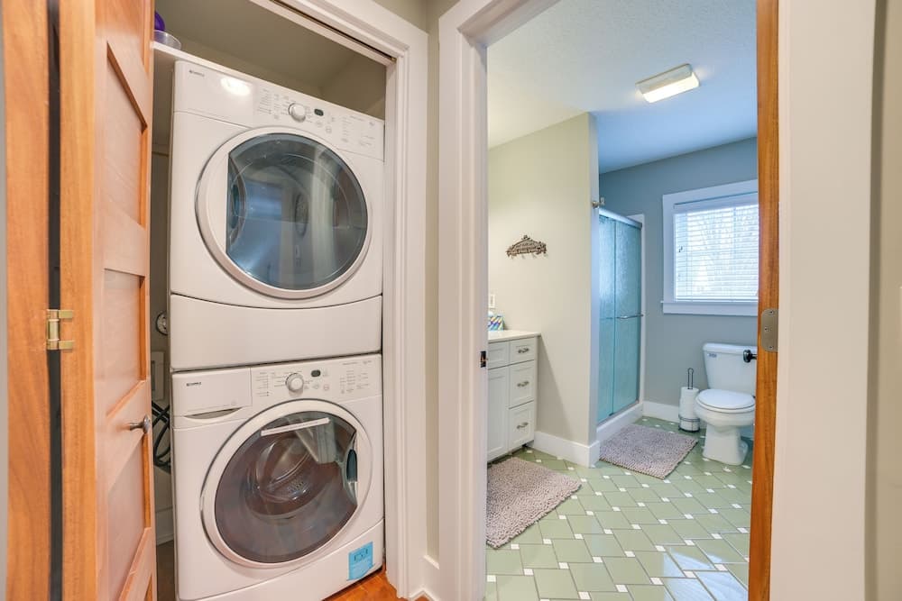 Downtown Charlevoix Duplex 1/2 Mi to Lake Michigan