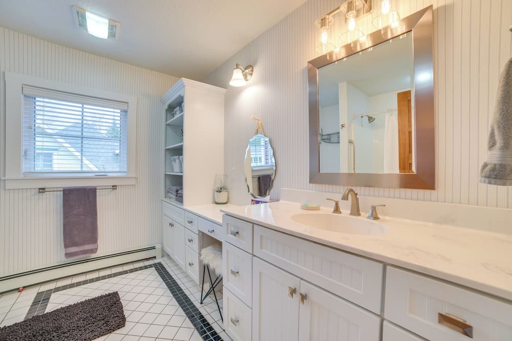 Downtown Charlevoix Duplex 1/2 Mi to Lake Michigan