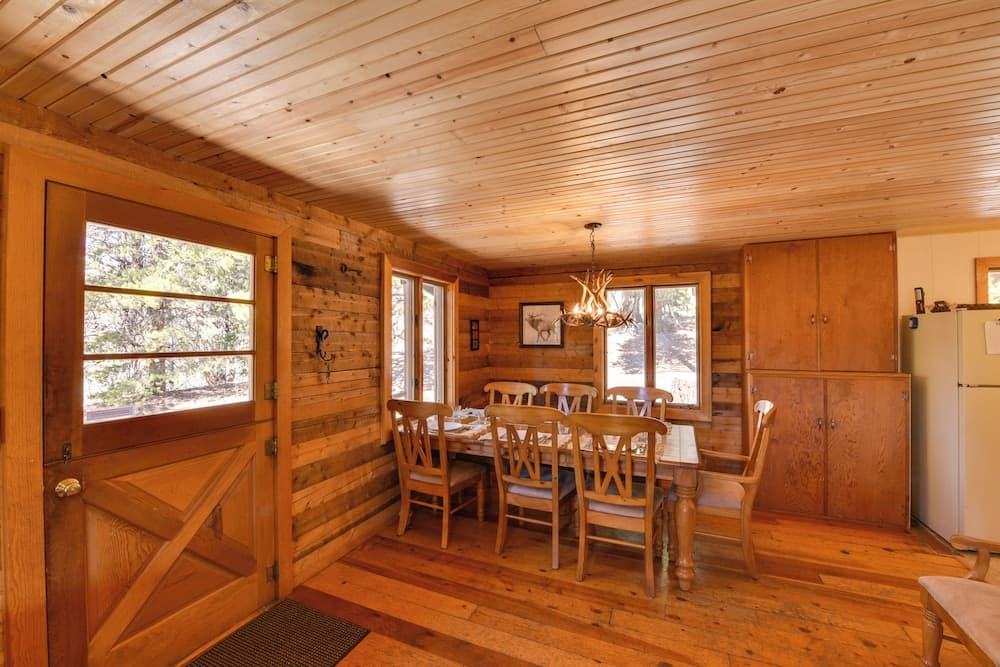 Idyllic Twin Lakes Escape w/ Views of the Lakes