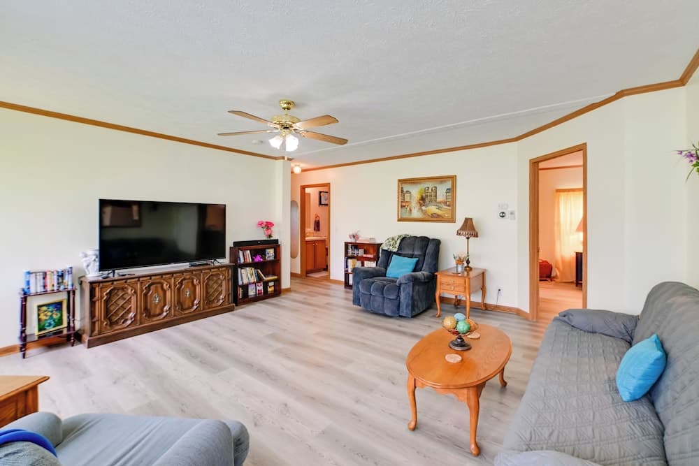 Warm & Inviting Family Home - 2 Mi to Golf Course!