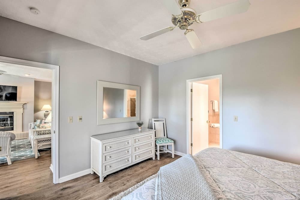 Views, Pools & Marina: Lake Keowee Condo!