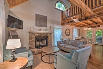 Townsend Cabin w/ Deck ~ 7 Mi to Nat'l Park!